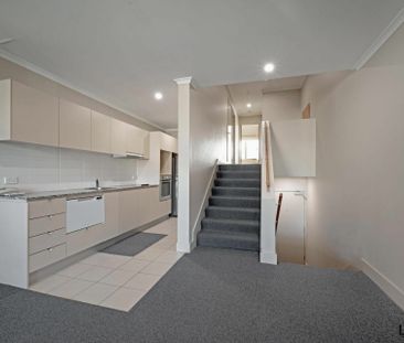 Split-level, Top Floor 1 bed + study nook apartment! - Photo 5