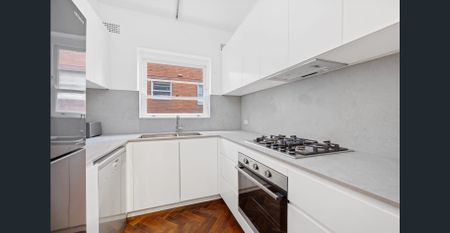 CHARMING FULLY FURNISHED 3 BEDROOM RESIDENCE IN PRIME ELIZABETH BAY LOCATION - Photo 4