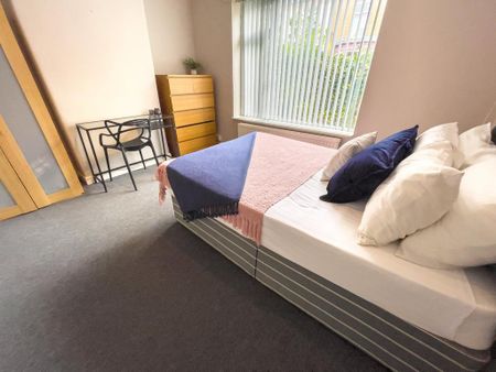 4 bedroom terraced house to rent - Photo 5