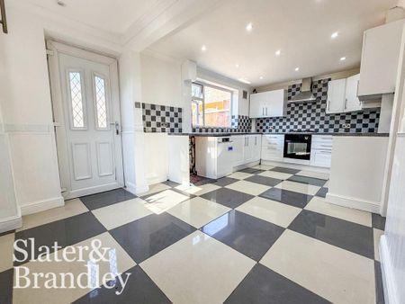 3 bedroom semi-detached house to rent - Photo 3
