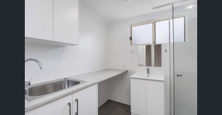 Between City and Sea - Photo 3