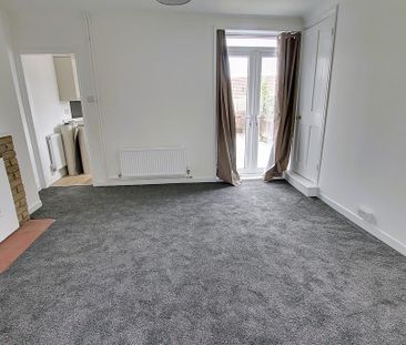 3 bedroom end of terrace house to rent - Photo 2