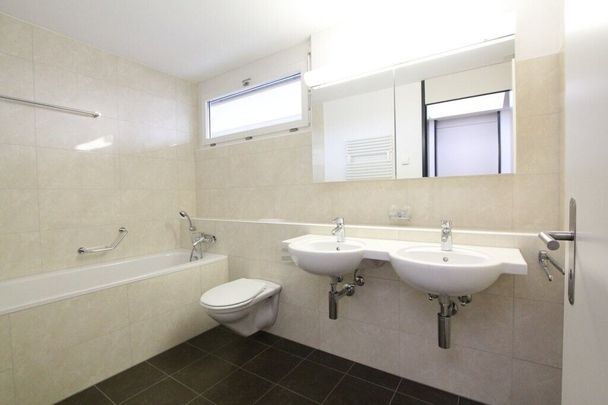 Schöne Attikawohnung im Zentrum der Stadt Wil mit Weitsicht! - Photo 1