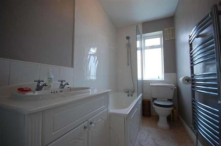 Meadway Gardens, Ruislip, Middlesex, HA4 - Photo 3