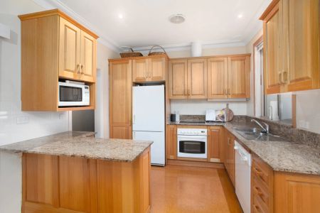 Serenity, warmth, and classic charm - Photo 5