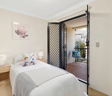 Spacious Sunlit Townhouse with Expansive Courtyard in Prime Hornsby... - Photo 4