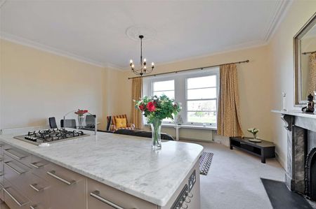 Located in the prestigious BS8 area, this exceptional property combines convenience, style, and access to one of Clifton's most vibrant neighbourhoods. - Photo 3