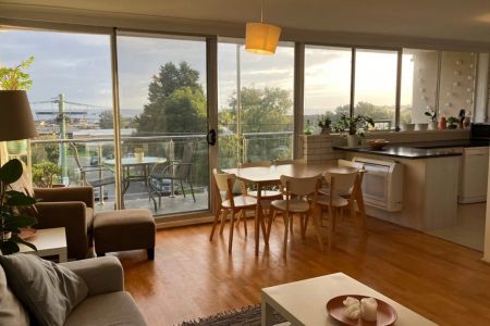 RENOVATED TWO-BEDROOM APARTMENT WITH STUNNING BAY VIEWS! - Photo 4