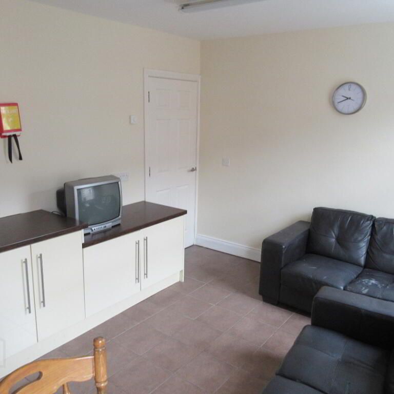 Great Apartment, 4b Magdala Street, Botanic Area~ Behind Queens, Belfast, BT7 1PU - Photo 1