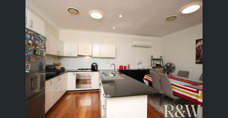 Modern Three Bedroom House - Photo 4