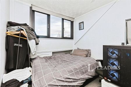 4 bedroom semi-detached house to rent - Photo 4