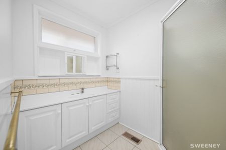 Three bedroom home in quiet court location, fully fenced - Photo 5