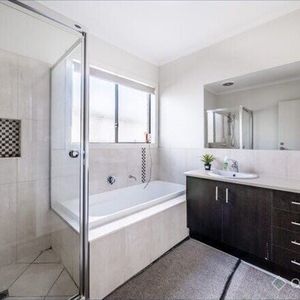 Cranbourne North - Photo 3