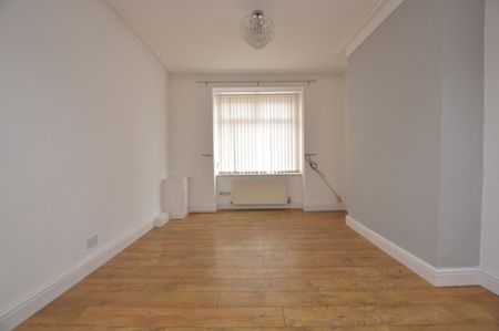 3 Bedroom Terraced House - Photo 2