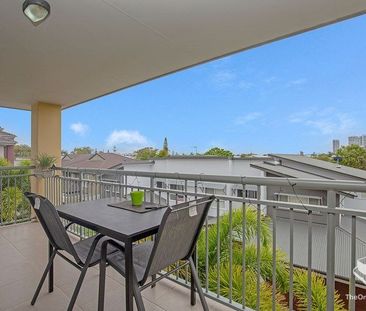 Bright & Spacious Top-Floor Apartment with Stunning Views â Prime... - Photo 1