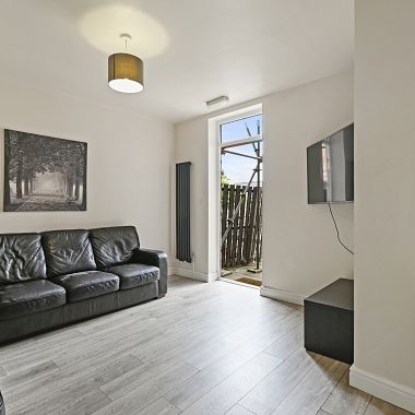Spacious & Modern 6-Bedroom House Near Ecclesall Road – Ideal for Students & Sharers - Photo 1
