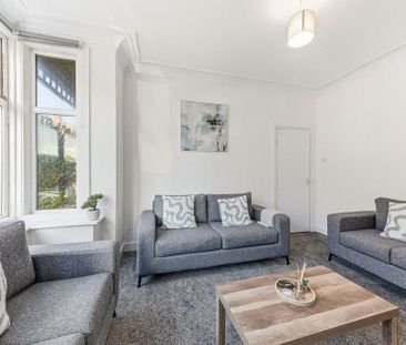 3 bedroom flat to rent - Photo 2