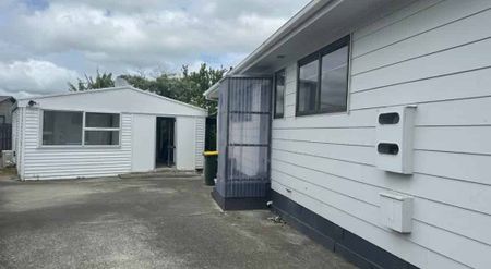 Spacious 3-Bedroom Home with Sleepout – Conven... - Photo 2