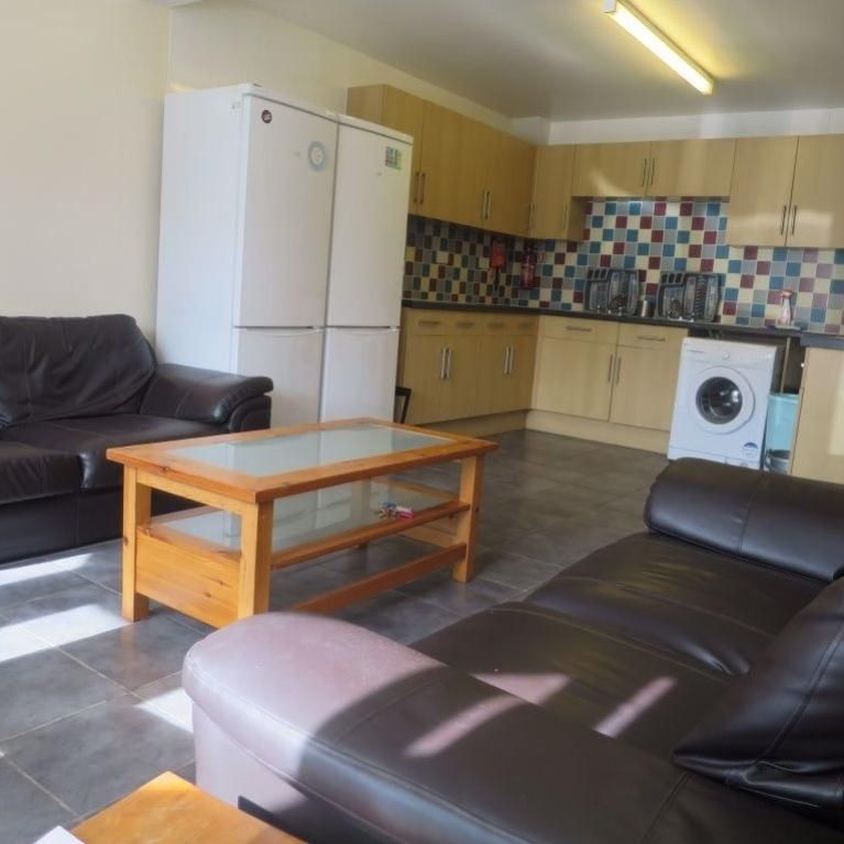 8 bedroom terraced house to rent - Photo 1