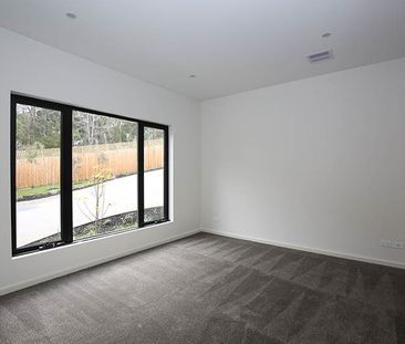 Modern & Stylish 3-Bedroom Townhouse in Prime Location - Photo 3