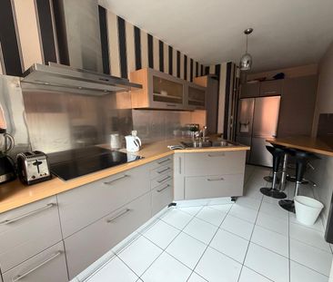 Location Appartement 6 pièces 170m² LYON 6ème - Photo 2