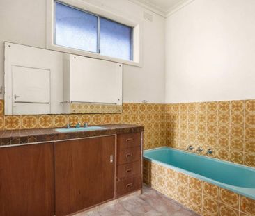 IDEAL PARKDALE SCHOOL LOCATION | LARGE YARD | WELL MAINTAINED HOME - Photo 5