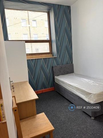 1 bedroom in a house share to rent - Photo 4