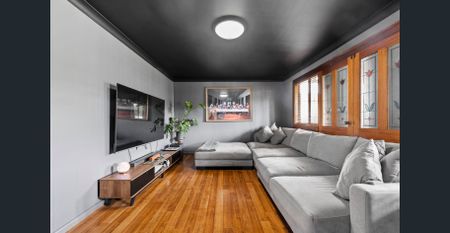 Spacious 3-Bedroom Home with Double Garage & Generous Yard - Photo 3