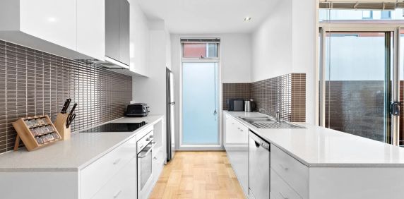 Modern Living in the Heart of St Kilda East - Photo 2