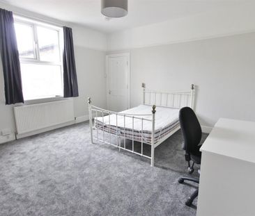 6 bedroom House To Let - Photo 4