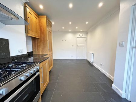 3 bedroom Semi-detached house to rent - Photo 5