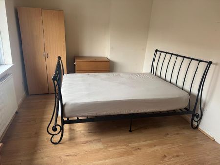 1 bedroom in a house share to rent - Photo 3