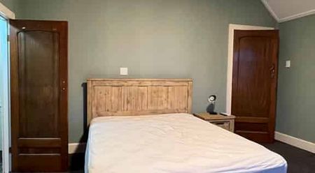 Spacious Fully Furnished Ensuite Room - Photo 2