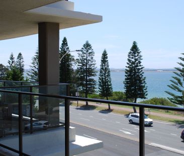 Stunning 2-Bedroom Apartment with Breathtaking Views across from Br... - Photo 2