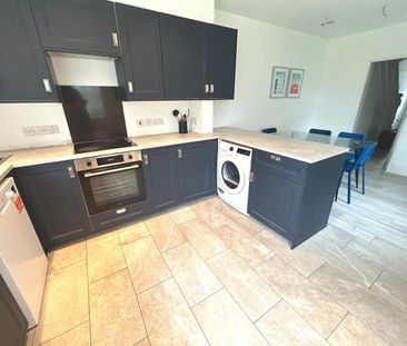 5 Bed End Terrace, St. Denys Road, SO17 - Photo 3