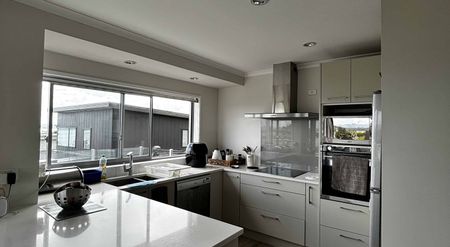 Stunning 4-Bedroom Home in Algies Bay - Photo 3