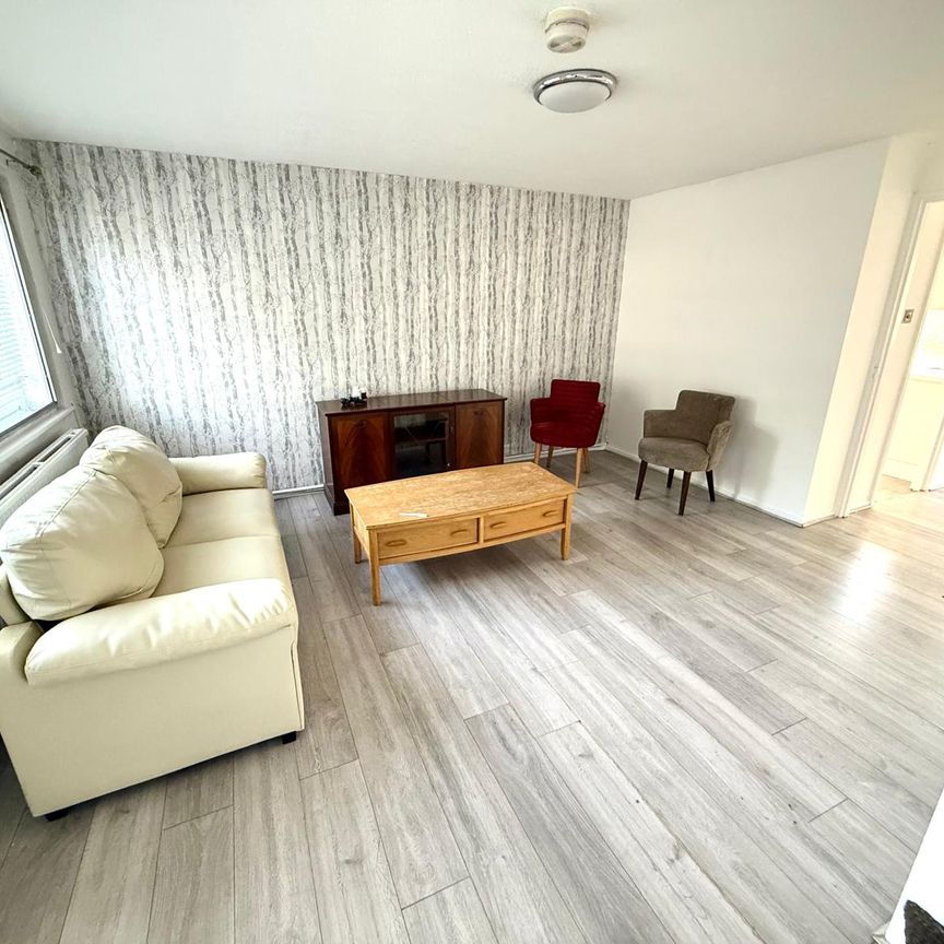 channel close, Heston, TW5 0PP - Photo 1