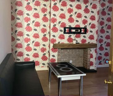 4 bedroom end of terrace house to rent - Photo 4