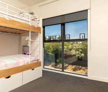 Trendy and near new - Photo 4