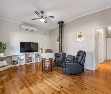 Beautifully Maintained Family Home with Outdoor Entertaining - Photo 6