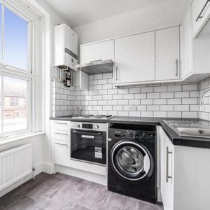 1 bedroom in a flat share to rent - Photo 2