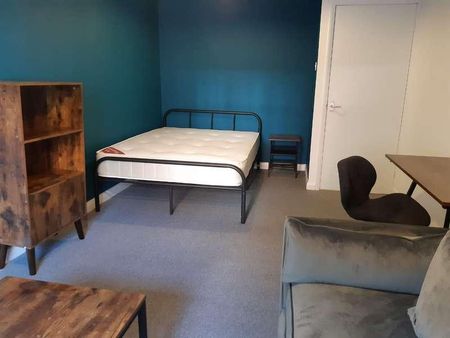 Bed Flat// Available Now, LN2 - Photo 2