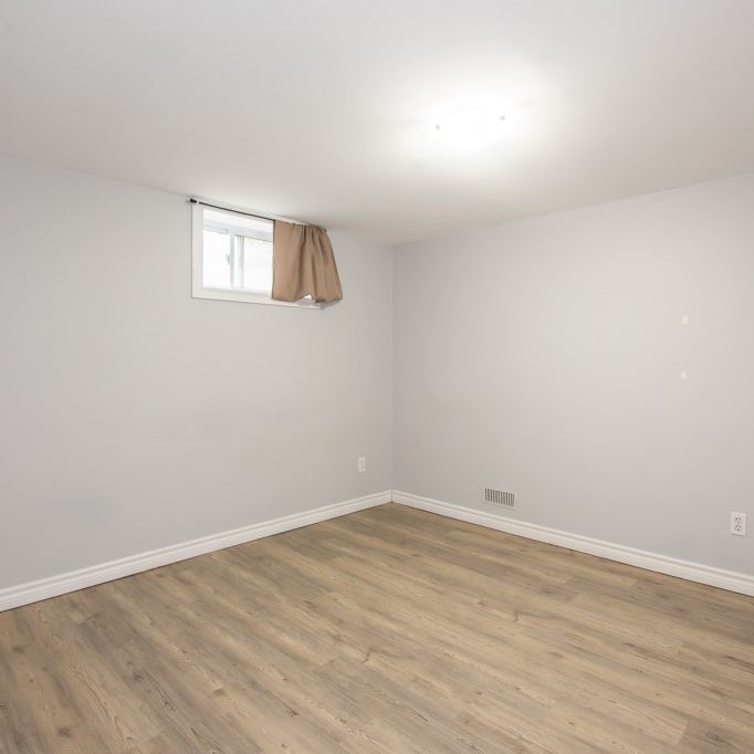 **ALL INCLUSIVE** 2 Bedroom Lower unit !! - Photo 1