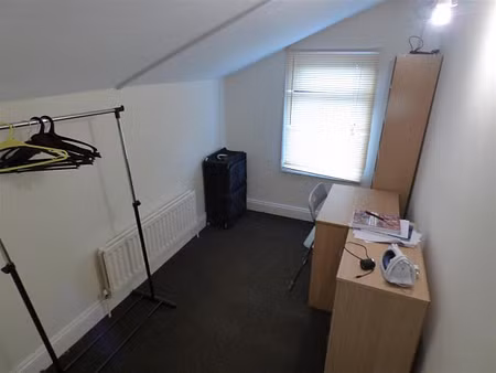 3 Bed - West Street, Gillingham - Photo 2