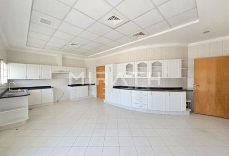 Spacious Villa Perfect for Family Living - Photo 2