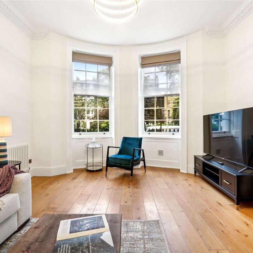 Impressive 2 bedroom apartment located on one of Marylebone's most attractive garden squares. - Photo 1