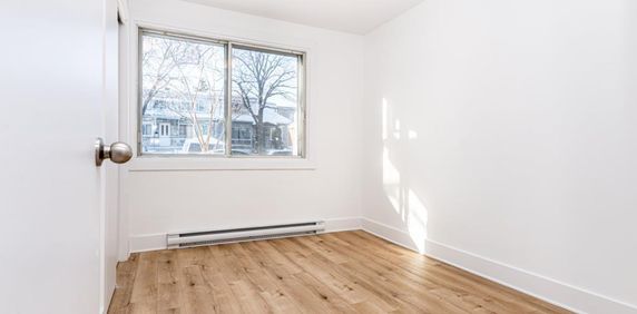 BEAU 4 1/2 AVEC ELECTROS, COUR ARRIÈRE ET STATIONNEMENT - Photo 2