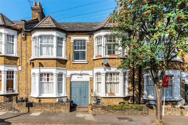 A charming two bedroom apartment on a quiet cul-de-sac in Wandsworth. - Photo 1