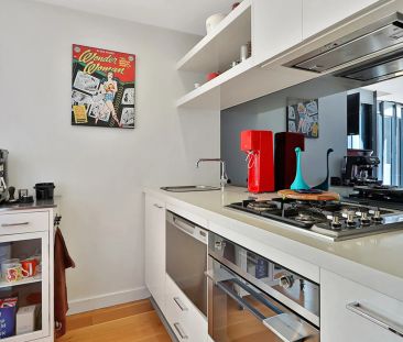 UNDER APPLICATION - STYLISH & SPACIOUS APARTMENT IN THE HEART OF SO... - Photo 1