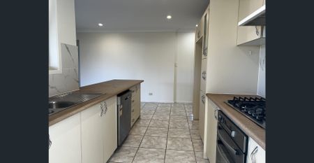 Walk to railway station - Photo 5